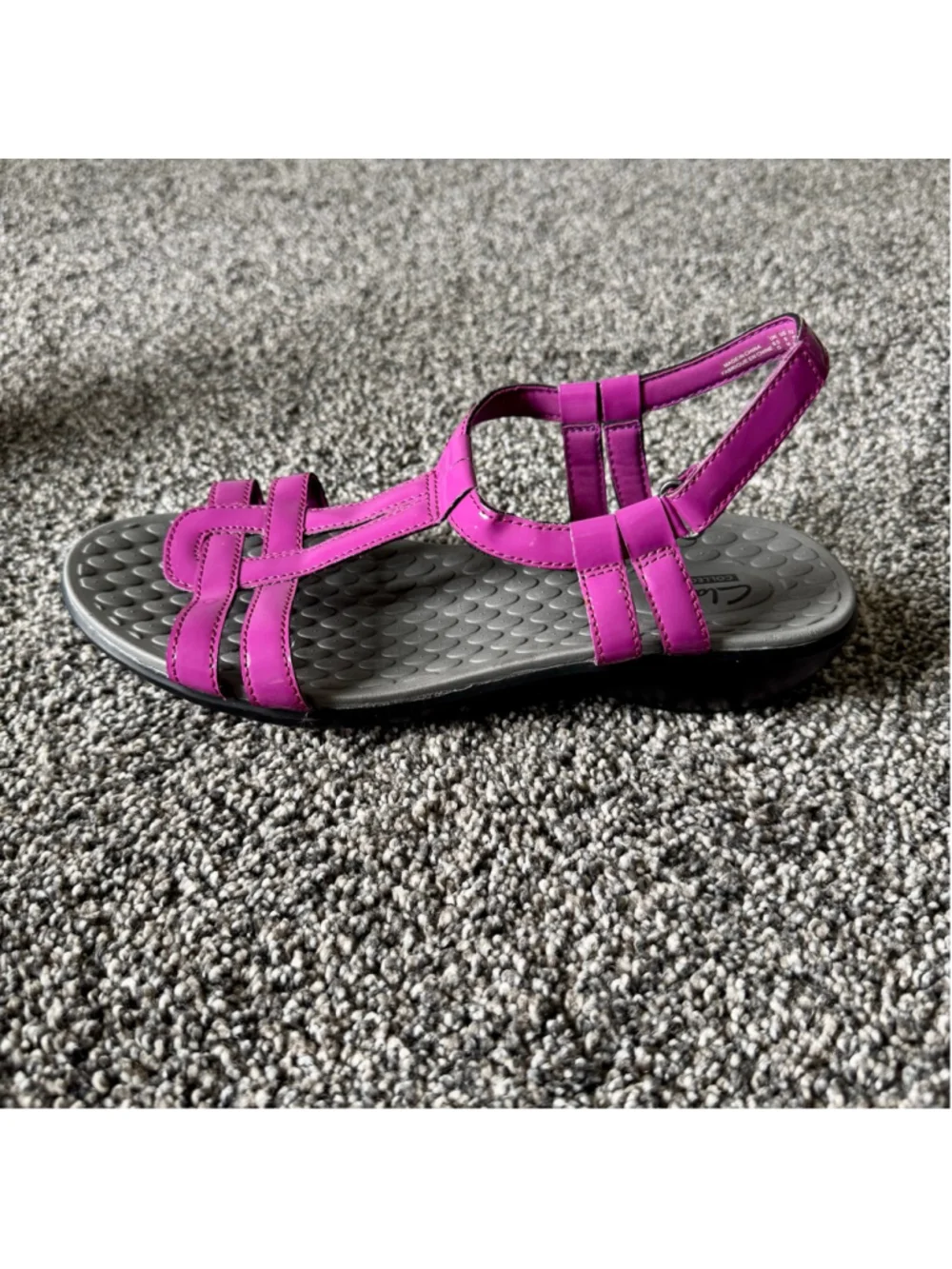 Women's Clarks Sonar Aster Patent T-Strap Sandals in Fuchsia Size 9